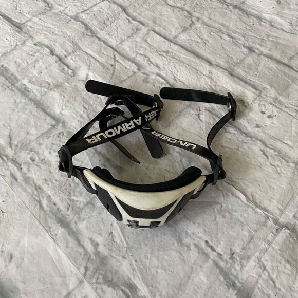 Under Armour men’s football chin strap and Large performance calf socks B&W - Picture 2 of 12